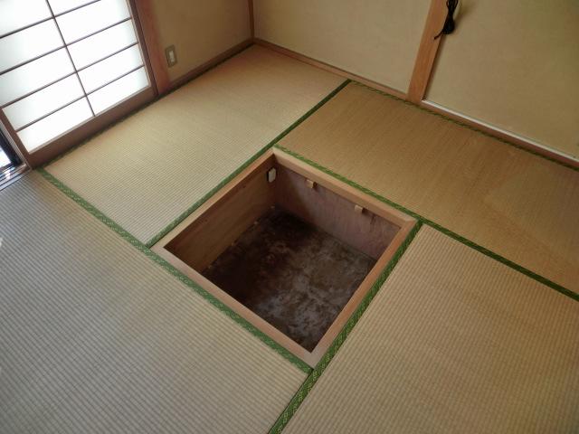 Non-living room. Japanese-style room 4.5 tatami. It has become to unwind moat kotatsu in the Japanese-style room ☆ 
