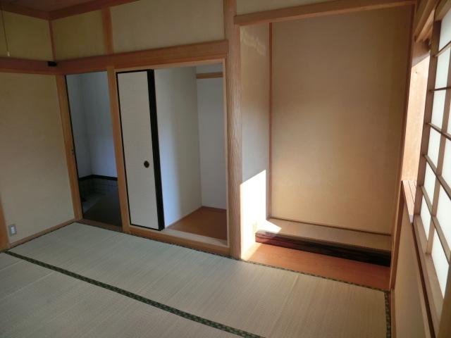 Non-living room. Japanese-style room 6 tatami. It comes with storage and alcove
