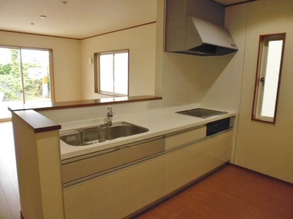 Same specifications photo (kitchen). Popular counter kitchen to mom. The dishes can be enjoyed in the family of the reunion