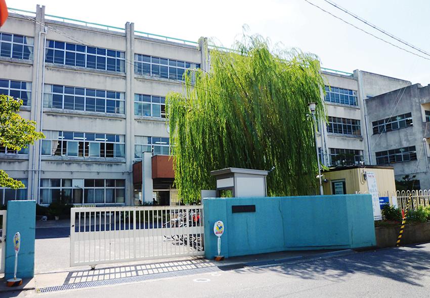 Primary school. 770m walk 10 minutes to the east elementary school, Bike 3 minutes