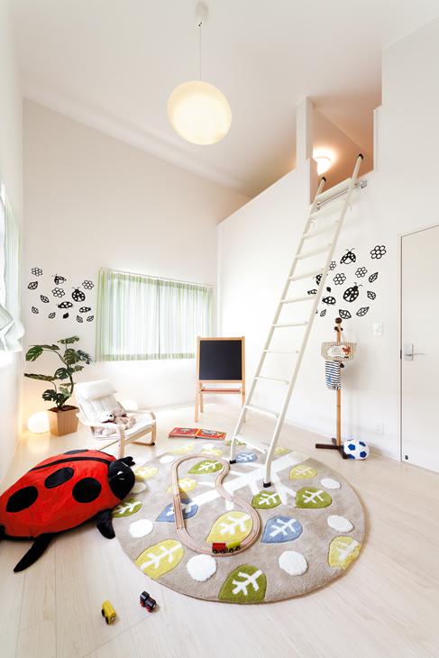 Building plan example (introspection photo). Loft + storage space is plenty of children's room. That it is the room study also Hakadori, I have is can also voluntarily your clean up because there is large storage there. (Photographed by local model house)
