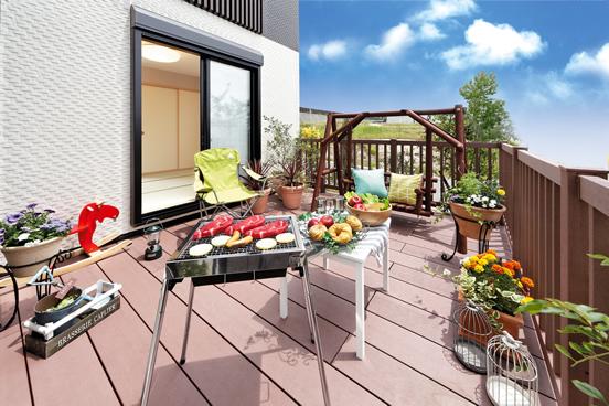 Building plan example (introspection photo). living, Spacious wood deck that leads to the Japanese-style room. The weather is nice family barbecue in Minna. Also play Omoikkiri carefree child! (Photographed by local model house)