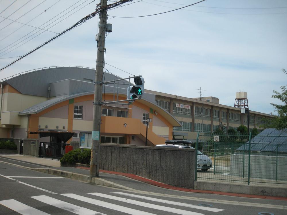 Primary school. Kaizuka Municipal Nishi Elementary School up to 576m
