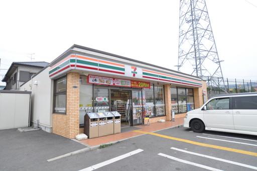 Convenience store. Until the Seven-Eleven 200m