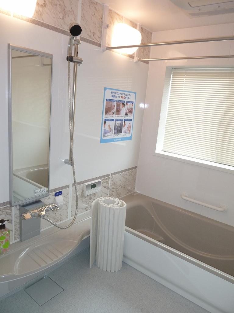 Other Equipment. Bathroom with a large window that ventilation is also easy to. Someone could heal daily fatigue.