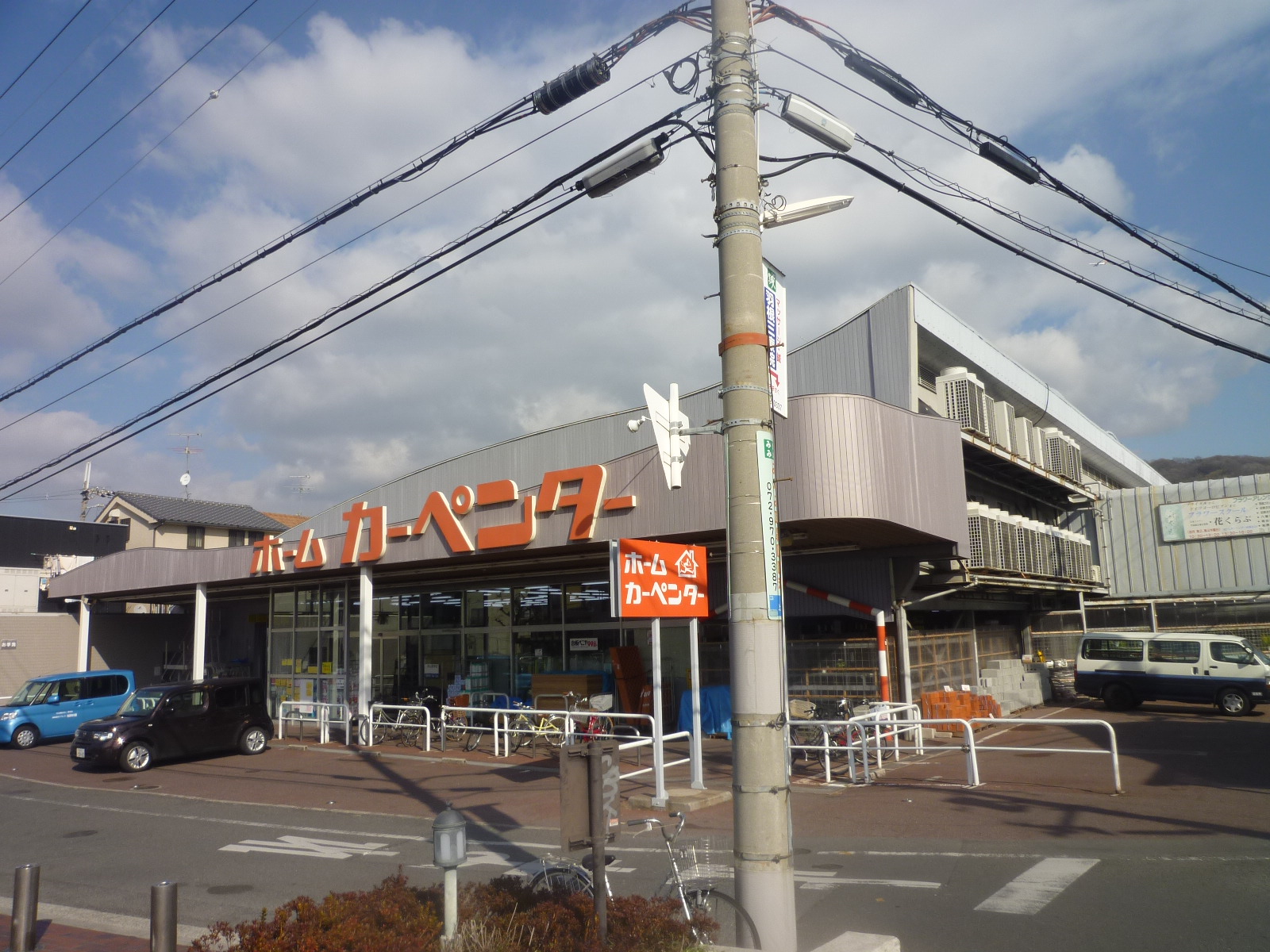 Home center. Home Carpenter Kashiwabara store up (home improvement) 829m