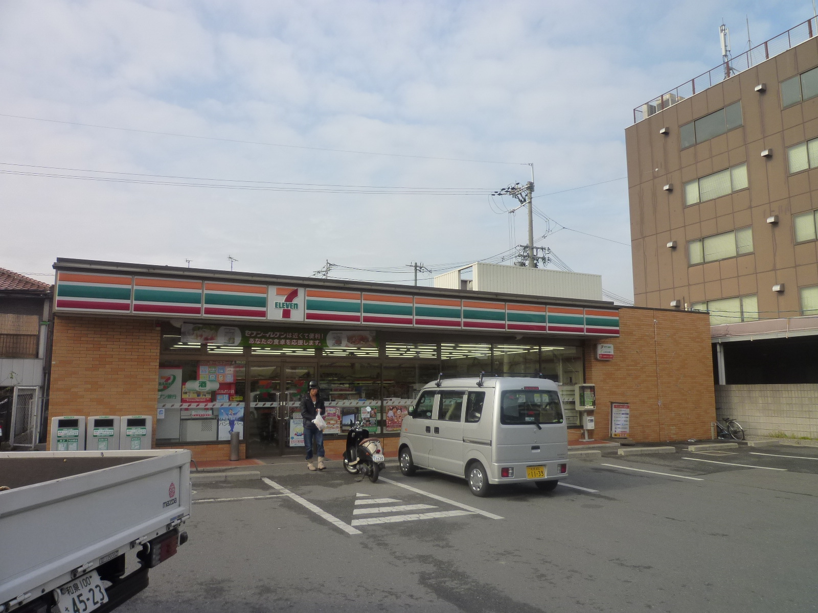 Convenience store. Seven-Eleven Yao Yuge, Ehime store (convenience store) to 966m