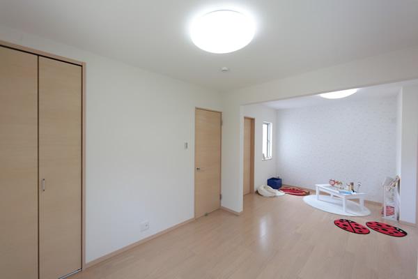 Model house photo. According to the child's growth, It can also be divided into two rooms, 2 door 1 Room.