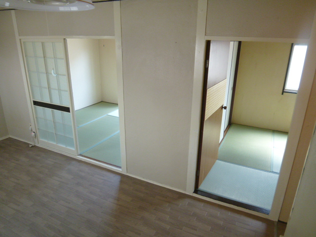 Other room space. It is each Japanese-style room as seen from the living room