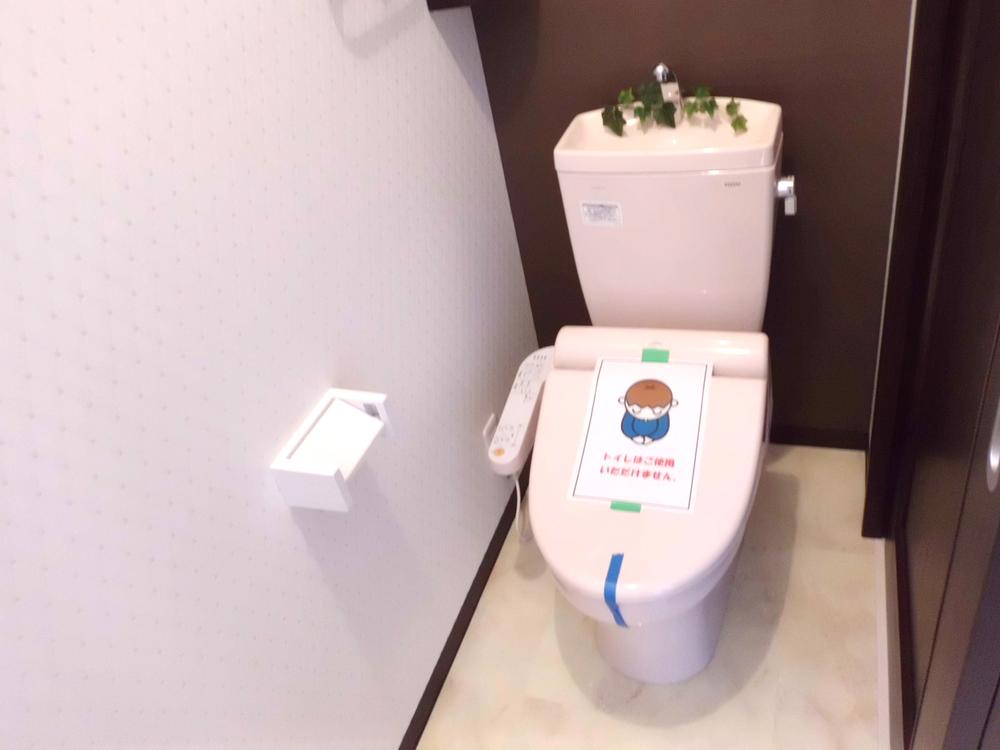 Toilet. Toilet of comfortable size. It is with toilet seat warm water shower. 
