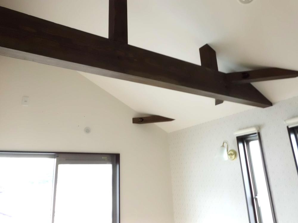 Other introspection. It is fashionable and has come out beams to the ceiling of 6 Pledge Western-style 3F. 