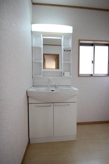 Wash basin, toilet. Storage rich washbasin! !