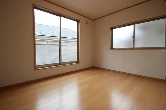 Non-living room. Always bright Western-style in two-sided lighting! !