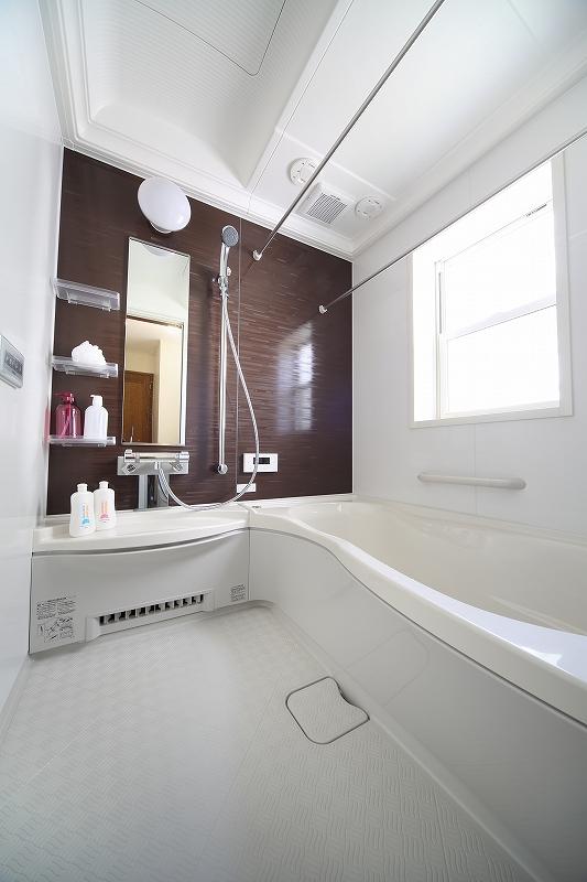 Bathroom. Bathroom atmosphere that Brown wall panel of calm. Mist sauna ・ Kawakku also standard equipment.