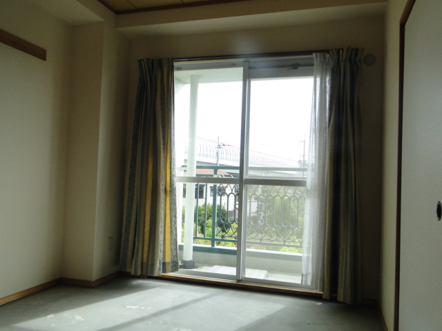 Other room space. Japanese-style room offers you 1 room of calm atmosphere