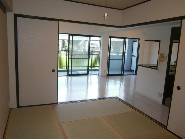 Non-living room. Japanese-style room 6 quires, It is a tatami room is happy when one is