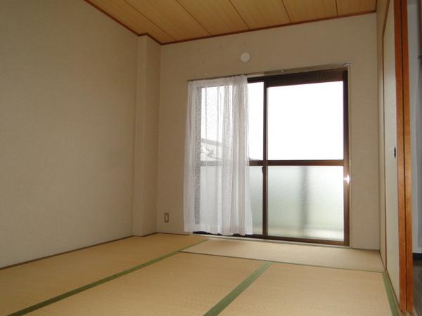 Other room space. I Japanese-style room is calm after all
