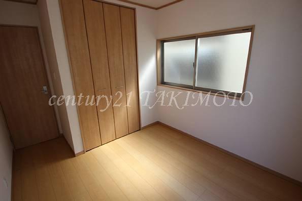 Non-living room. Each room has storage space! !