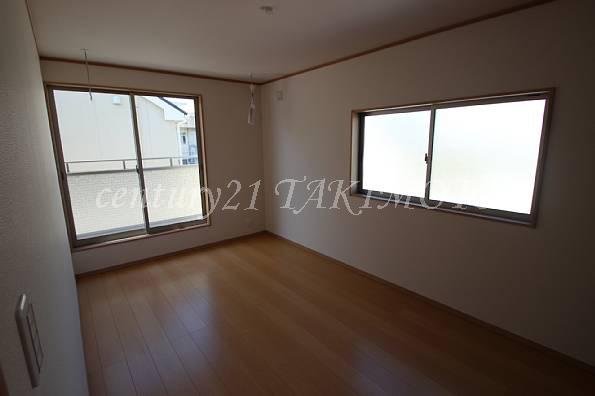 Non-living room. Bright rooms in the two-sided lighting! !
