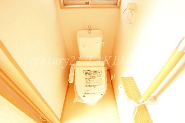 Toilet. Pat ventilation is equipped with a window in the toilet! !