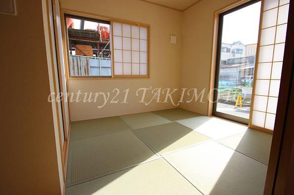 Non-living room. Bright Japanese-style room in the living room adjacent!