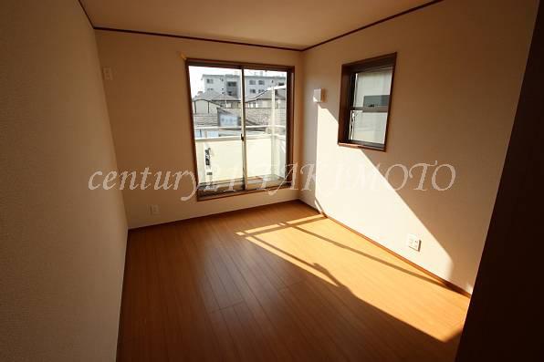 Non-living room. Bright two-plane daylight Western-style.