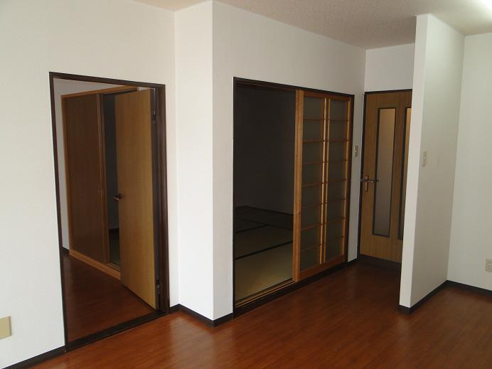 Other room space. It is available back and forth to the Western and the middle of the Japanese-style room from LDK!