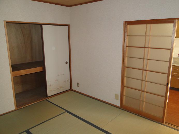 Other room space. There is a Japanese-style room 6 quires and closet in the middle of the room!