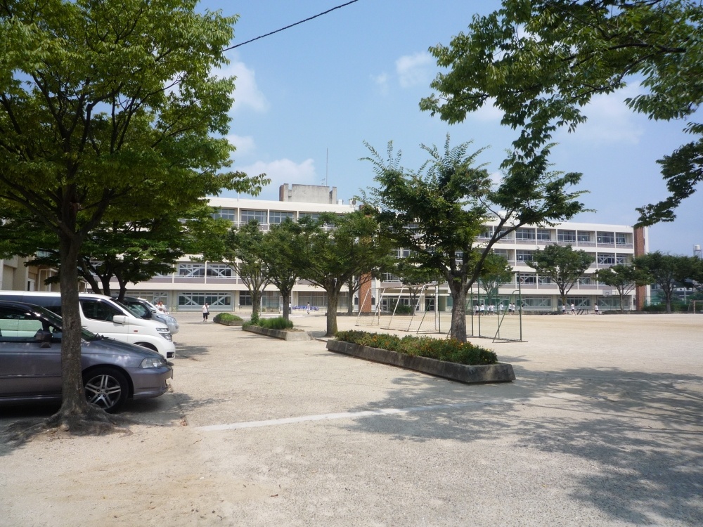 Junior high school. Katano Municipal first junior high school (junior high school) up to 1354m