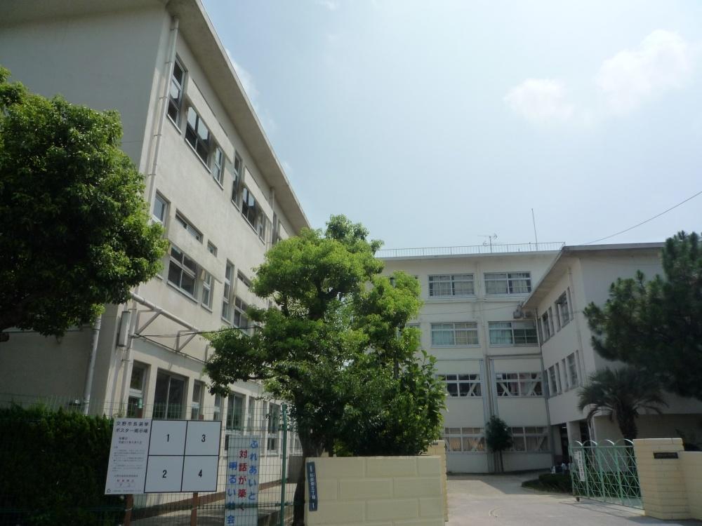 Junior high school. Katano Municipal first junior high school (junior high school) up to 712m