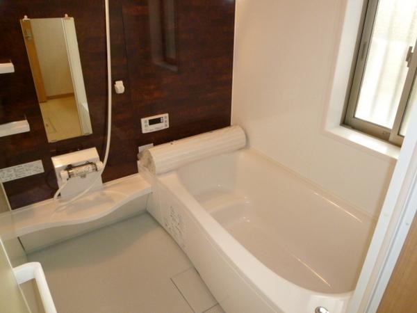Bathroom. Spacious bathroom 1 tsubo or more that you can bathe together with your children