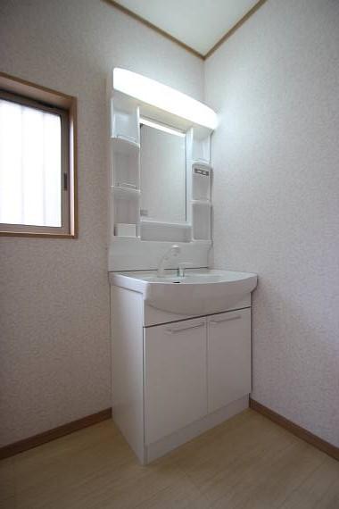 Wash basin, toilet. Storage rich washbasin! !