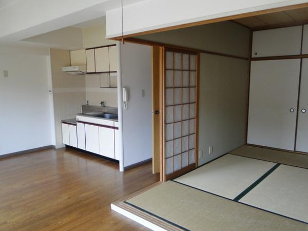 Living and room. A Japanese-style room immediately settle down next to the living room! 