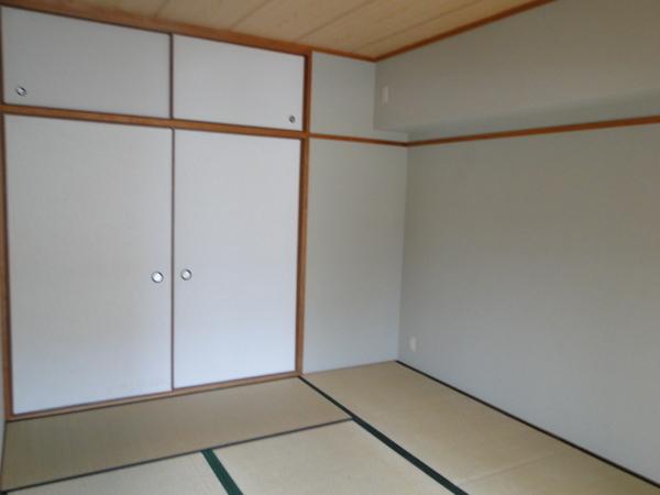 Other room space. Japanese-style room is located about 6 Pledge