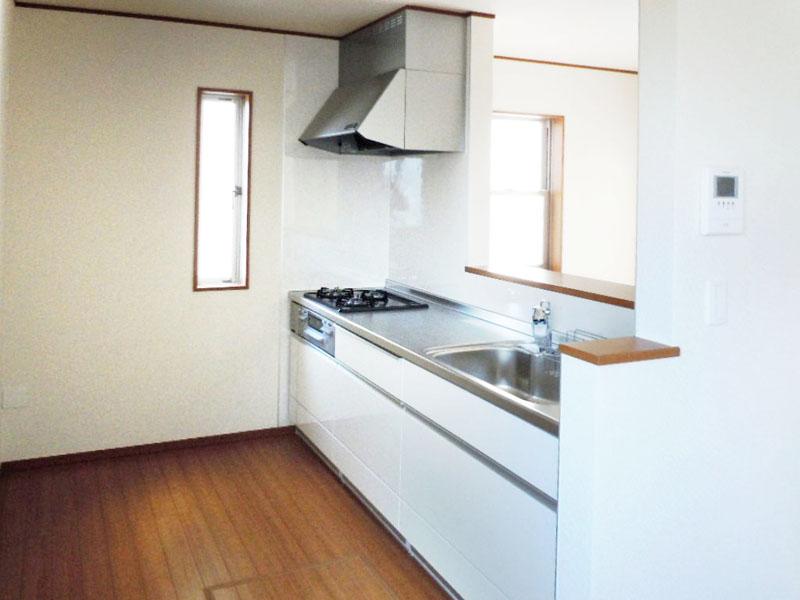 Same specifications photo (kitchen). Also momentum conversation with the family during cooking in the face-to-face kitchen. (The company example of construction photos)