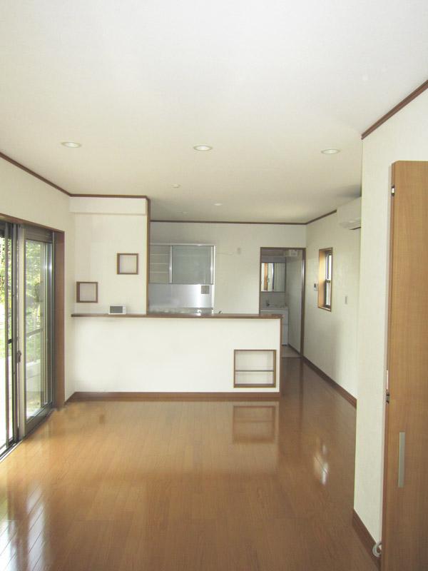 Living.  [living Example of construction] Spacious LDK is, Space for relaxation of family. Ease mom in face-to-face kitchen!