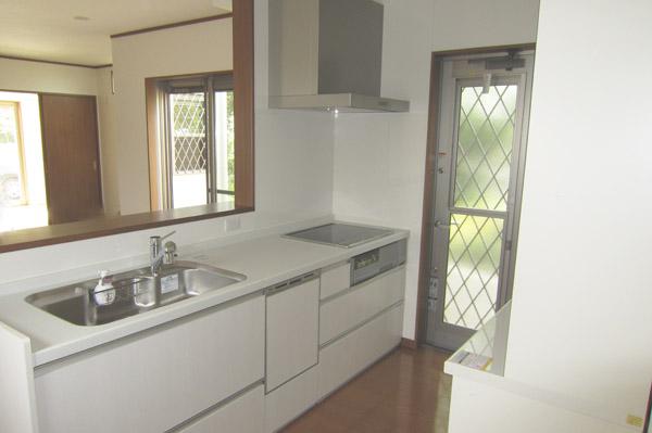 Kitchen.  [kitchen Example of construction] The dishes ・ Kitchen cleanup is smoothly freely to your liking of mom.