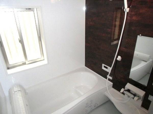 Bathroom. Spacious bathroom 1 tsubo or more that you can bathe together with your children