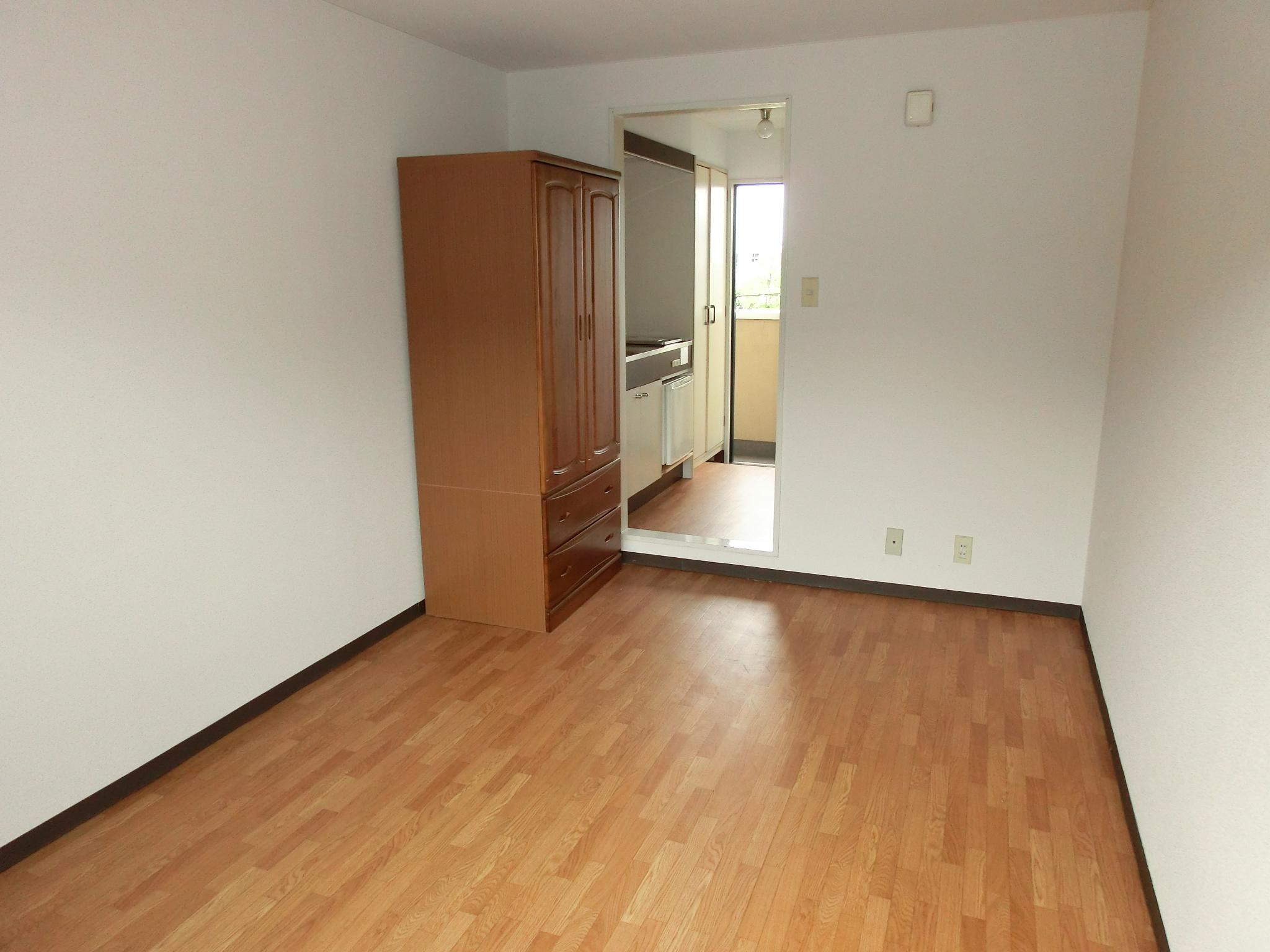 Living and room. Western-style 6 Pledge