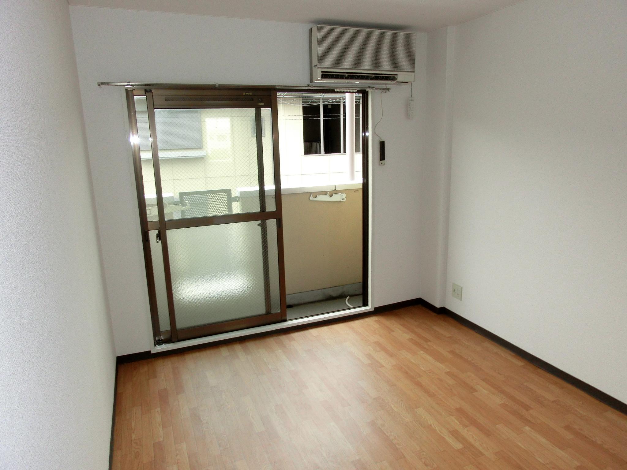Living and room. Western-style 6 Pledge
