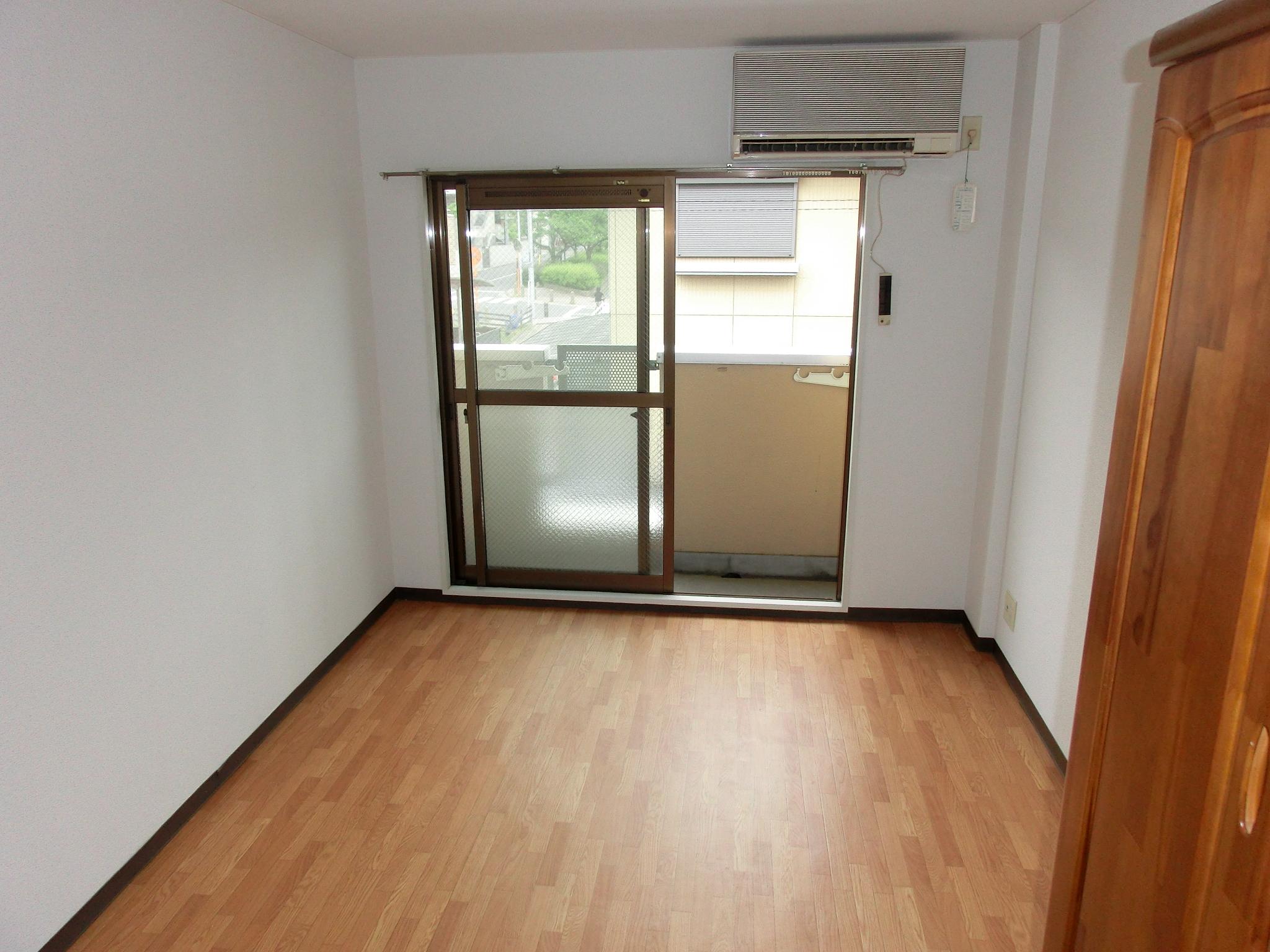 Living and room. Western-style 6 Pledge
