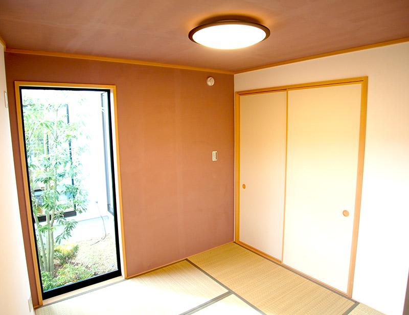 Japanese-style room overlooking the courtyard is plenty of flavor. Because apart from the living but also facing as living space there is calm. (No. 9 locations)