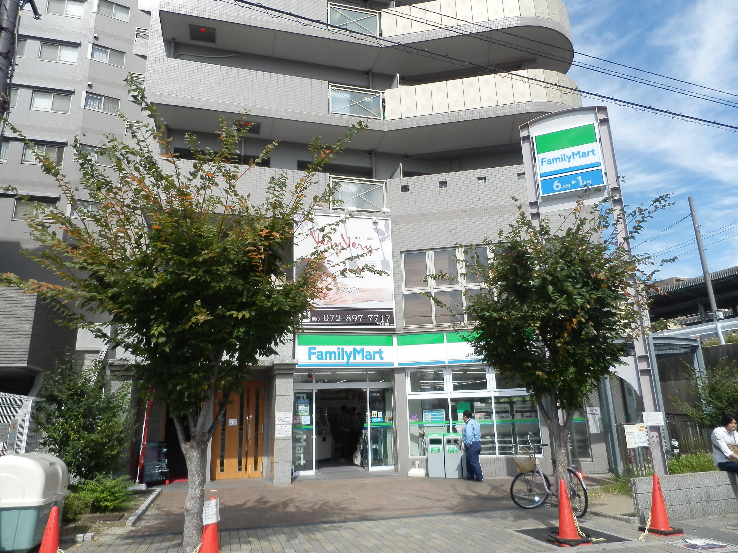 Convenience store. FamilyMart JR Tsudaekimae store up (convenience store) 425m