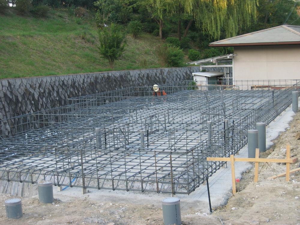 Construction ・ Construction method ・ specification. In the process of creating the foundation of the building and distribution muscle of the foundation, It is to place the rebar in the concrete according to the blueprint.