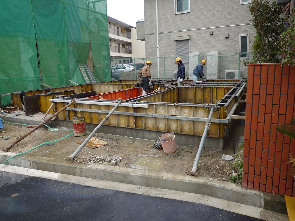 Construction ・ Construction method ・ specification. Then create a frame and reinforcement construction is finished, Foundation is made by pouring concrete into it.