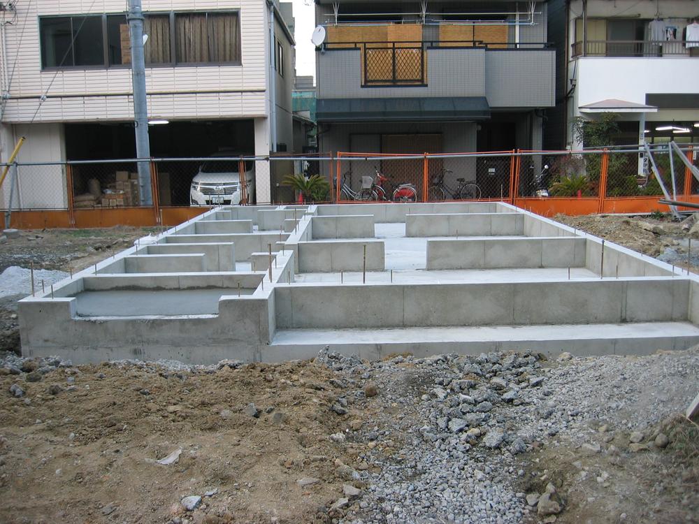 Construction ・ Construction method ・ specification. The bottom of the foundation, By widening the contact area it becomes plate-like single concrete, To stabilize the building on the ground.