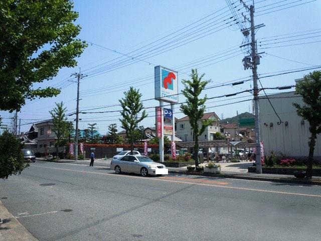 Supermarket. Until Kuraji Bandai shop 250m walk 4 minutes. Business hours are 7 pm ~ Because at 24, Very convenient can shopping even slow time! 