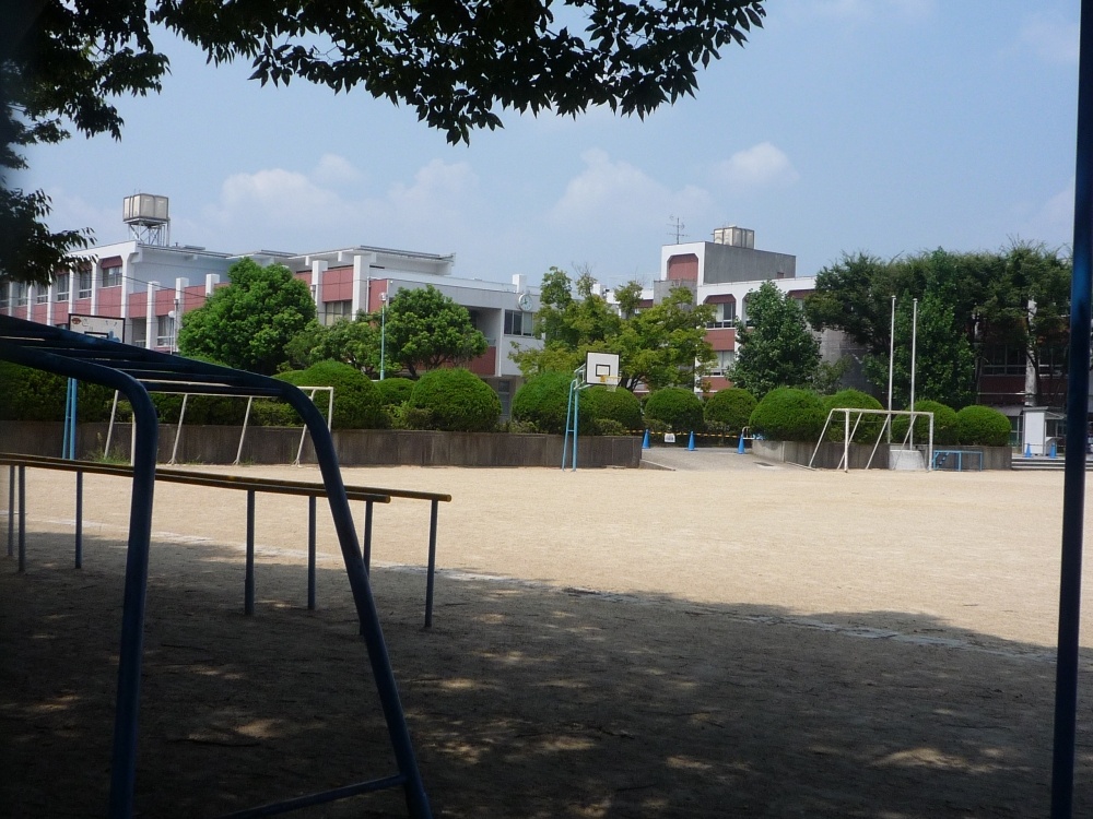 Primary school. Katano Ritcho Takaratera to elementary school (elementary school) 307m