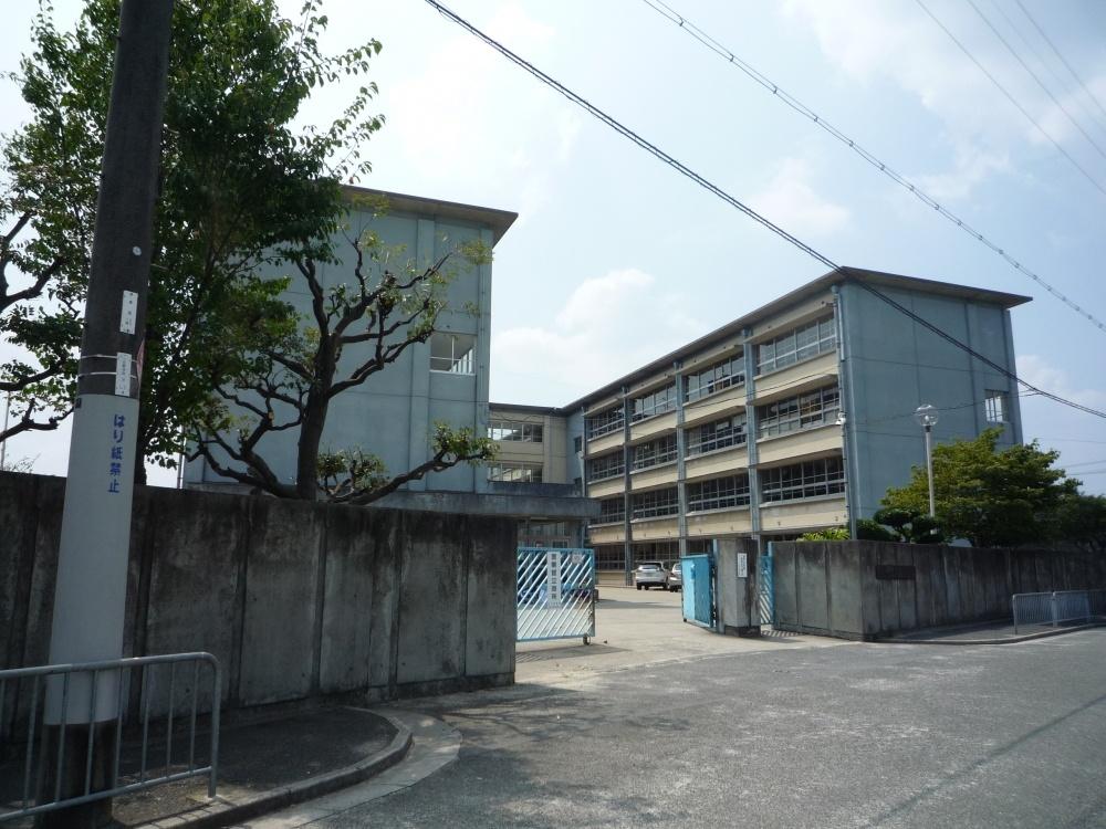 Junior high school. Katano fourth junior high school (junior high school) up to 647m