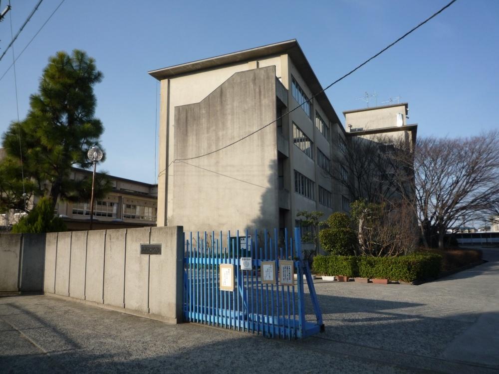 Junior high school. Katano Municipal third junior high school (junior high school) up to 1109m